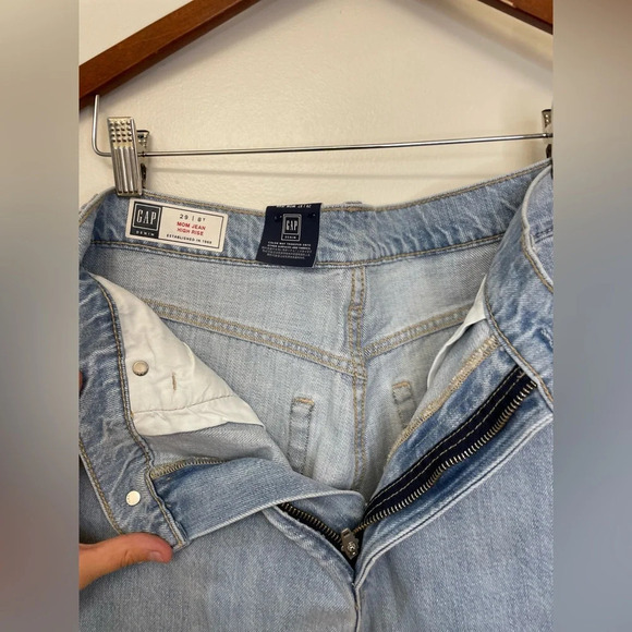 NWT GAP|| Mom Jean High Rise,Size 29 - Picture 9 of 10